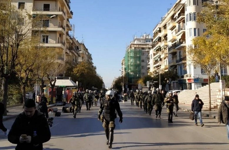 Επεισόδια και στη Θεσσαλονίκη για τον Γρηγορόπουλο: Μολότοφ στο ΥΜΑΘ, πέτρες και μπογιές σε δημοσιογράφους (εικόνες, βίντεο)